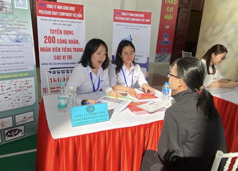 Businesses recruiting workers at the Job Fair and Career Counseling Session in Duong Kinh District held on November 2, 2024. Photo: Duong Kinh District People's Committee
