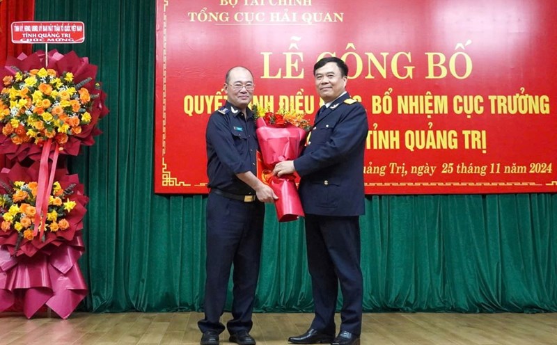 Mr. Chu Quang Hai (left) received congratulatory flowers for his transfer and appointment to a new task. Photo: Hung Tho.