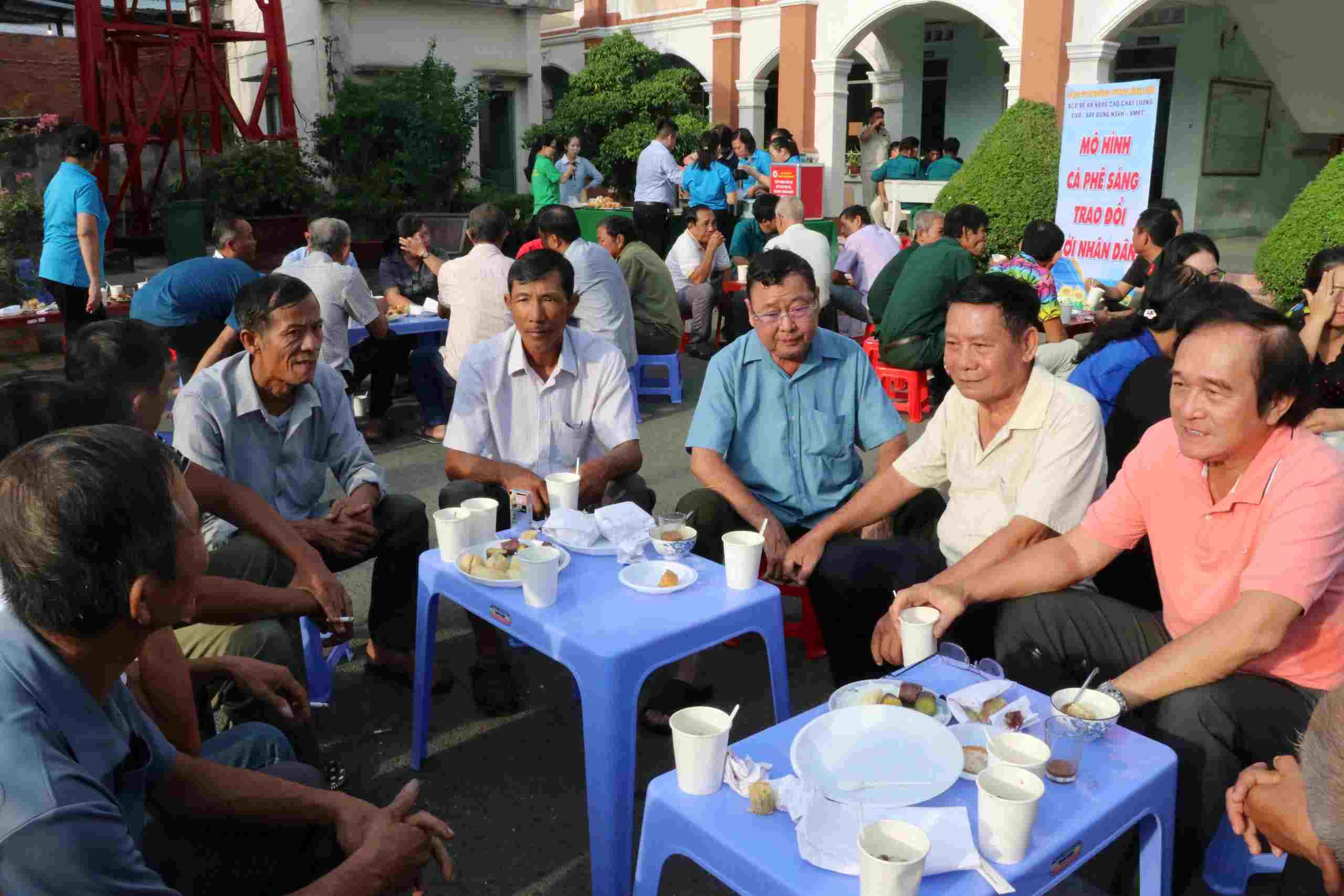 Nhung buoi ca phe sang xich gan chinh quyen voi nguoi dan. Anh: Dinh Trong