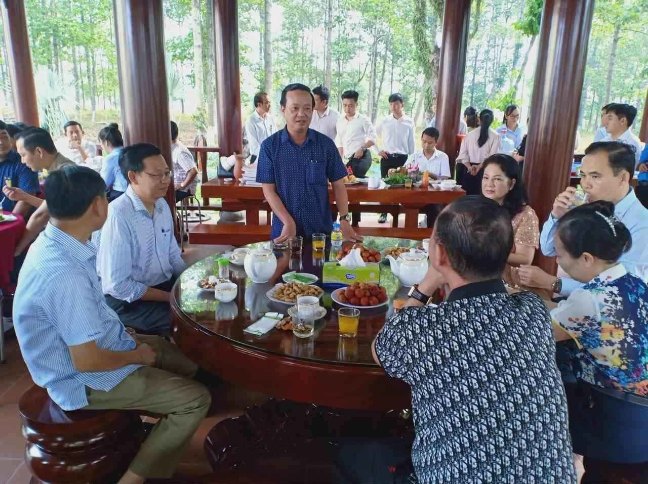 Ong Bui Minh Thanh - Bi thu Thanh uy Ben Cat tai mot buoi ca phe sang voi nhan dan, doanh nghiep. Anh: Cong thong tin dien tu thanh pho Ben Cat