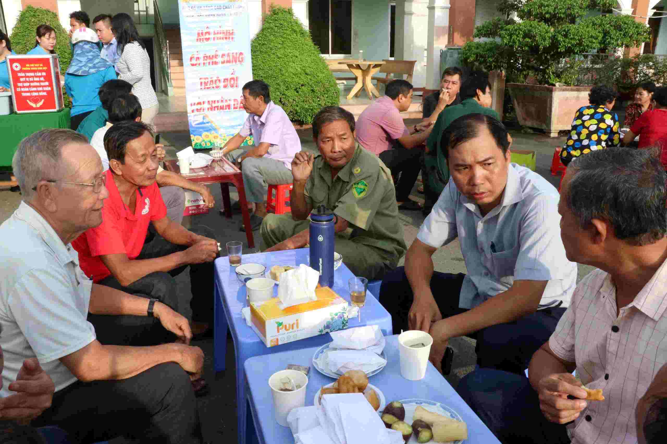 The model of "morning coffee exchange with the people" in Thu Dau Mot city, Binh Duong province. Photo: Dinh Trong
