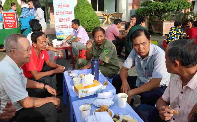 The model of "morning coffee exchange with the people" in Thu Dau Mot city, Binh Duong province. Photo: Dinh Trong