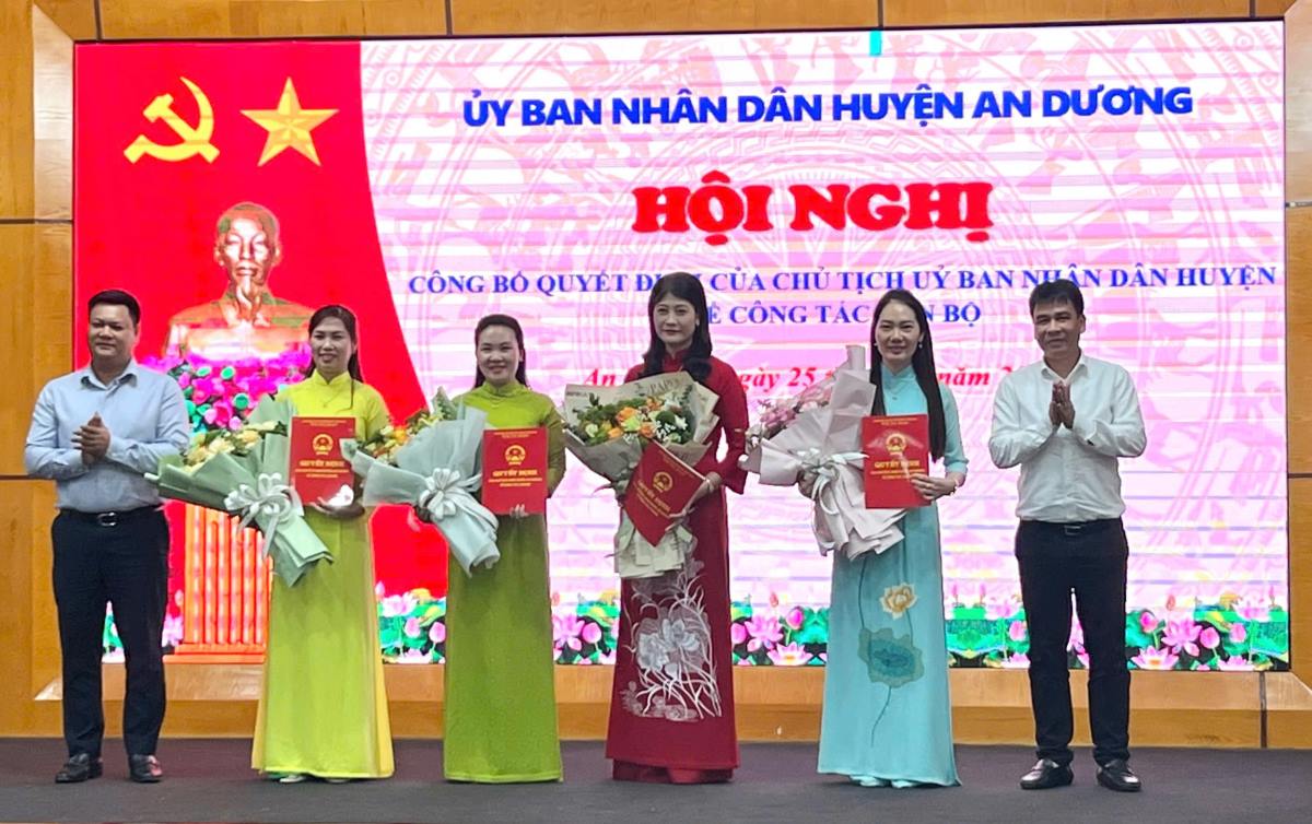 Leaders of An Duong district, Hai Phong presented decisions and flowers to congratulate the transferred and appointed officials. Photo: An Duong district portal