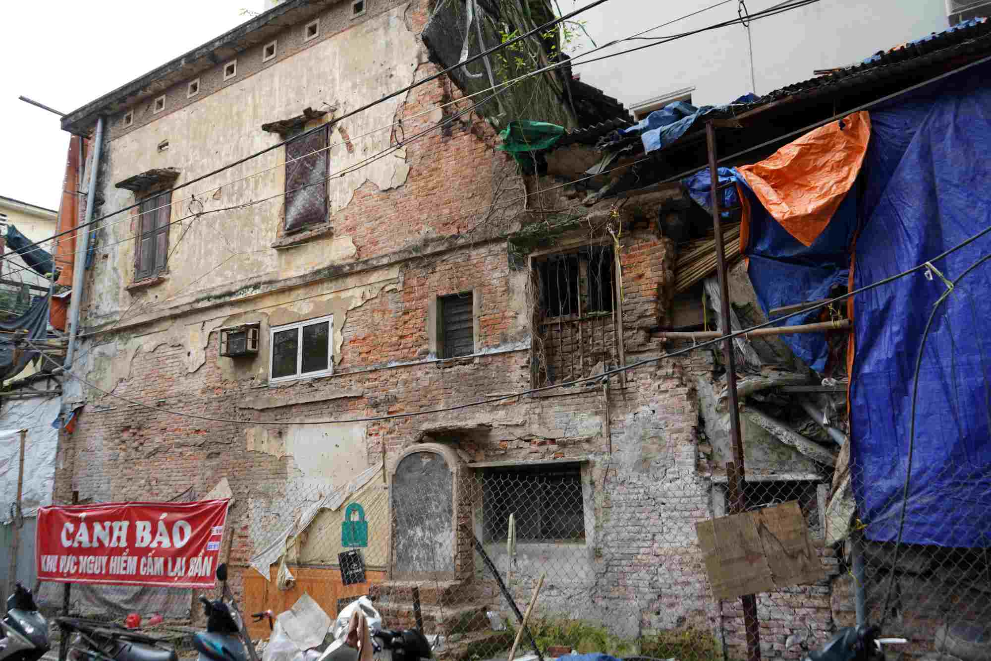 The war crime relic at 4 Pham Hong Thai, Hong Bang, Hai Phong is increasingly degraded and at risk of collapsing. Photo: Hoang Khoi