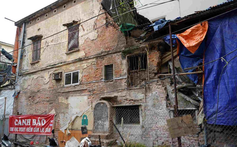 The war crime relic at 4 Pham Hong Thai, Hong Bang, Hai Phong is increasingly degraded and at risk of collapsing. Photo: Hoang Khoi