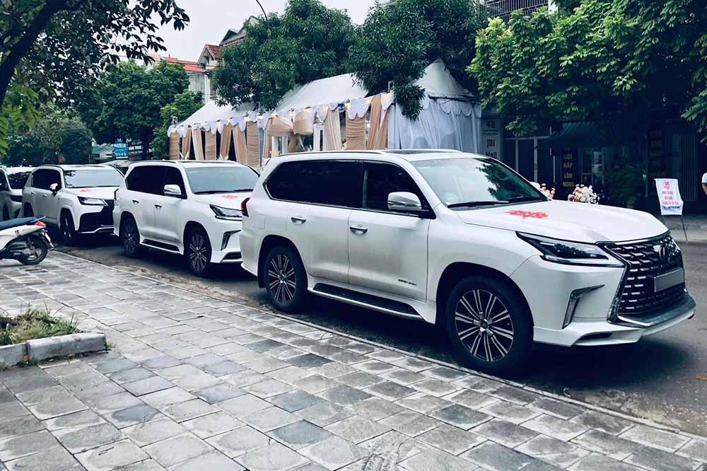 The fleet of luxury cars used to pick up the bride in Thanh Hoa is worth more than 100 billion VND. Photo: Le Nhu Sinh