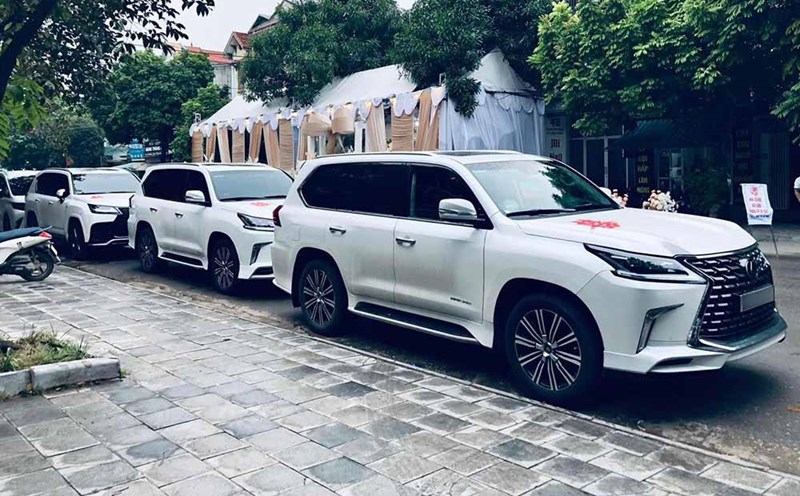 The fleet of luxury cars used to pick up the bride in Thanh Hoa is worth more than 100 billion VND. Photo: Le Nhu Sinh