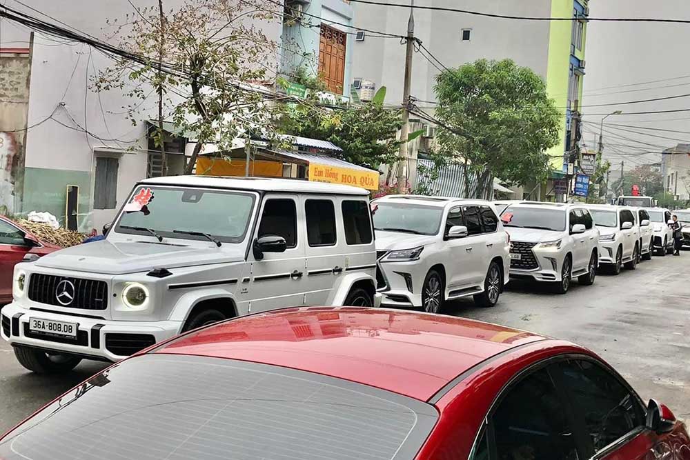 Mercedes-AMG G63 cung dan xe Lexus LX570 va Lexus LX600. Anh: Le Nhu Sinh