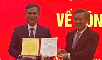 Mr. Tran Thang received the decision to hold the position of Deputy Secretary of the Party Committee of the Central Enterprises Bloc. Photo: N.Hoang