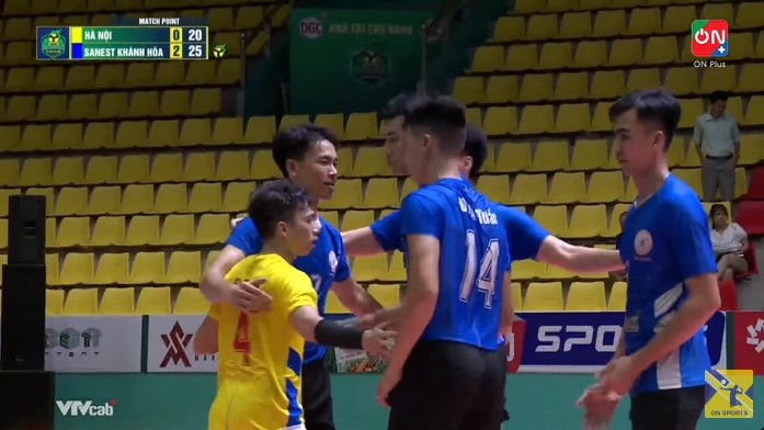 Sanest Khanh Hoa men's volleyball team easily won against Hanoi. Photo: Cut from video