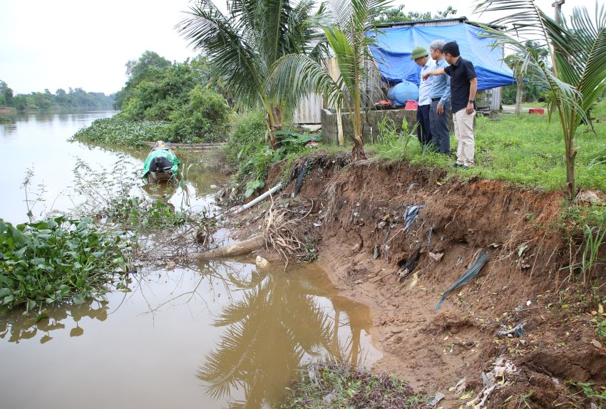 The Vinh Dinh riverbank has eroded, eating into agricultural land and houses. Photo: Hung Tho.