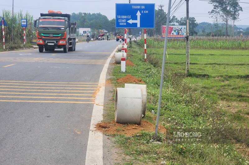 Den xa Dong Thanh, huyen Thanh Ba, tinh Phu Tho nhung ngay cuoi thang 11, phong vien Bao Lao Dong khong khoi bat ngo khi thay doc duong tinh 320C, doan qua trung tam xa nay co nhieu u trong cay bang betong bi dao len, duoc dat ngon ngang doc duong. Anh: To Cong.