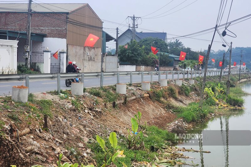 Co the thay, cac u betong nay kich thuoc dong deu, giong nhu nhung chiec cong thoat nuoc duoc cat lam 2 phan, ben trong da dung dat de trong cay. Cac u nay duoc dat cach nhau chung 3 m doc 2 ben duong tinh 320C tren tong chieu dai khoang 3 km.