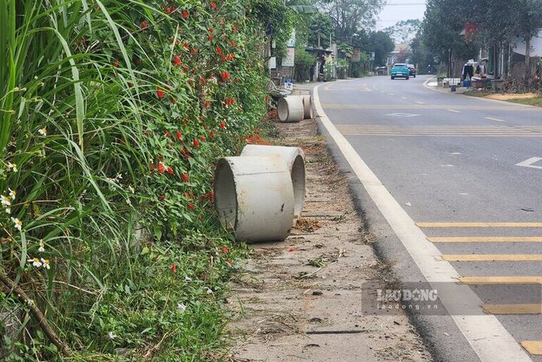 “Do xa da chu quan, khong kip thoi xin y kien co quan co tham quyen. Nay co van ban yeu cau thao do cua So Giao thong van tai, xa se chap hanh, nghien cuu dat cac u betong trong hoa o cac tuyen duong khac” - ong Toan chia se. Anh: To Cong.