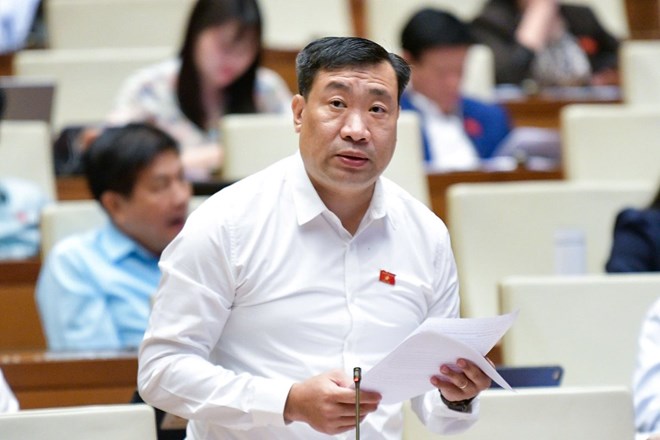 Delegate Thach Phuoc Binh gives comments on the draft Law amending and supplementing a number of articles of the Law on Advertising. Photo: Pham Thang