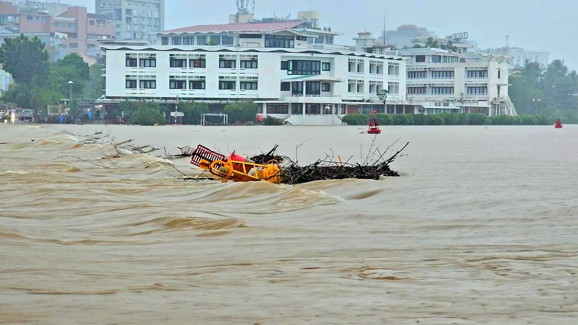 Heavy rain, flood water on Huong River, Bo River rose rapidly, many roads in Hue City were submerged in water. Photo: Phuc Dat