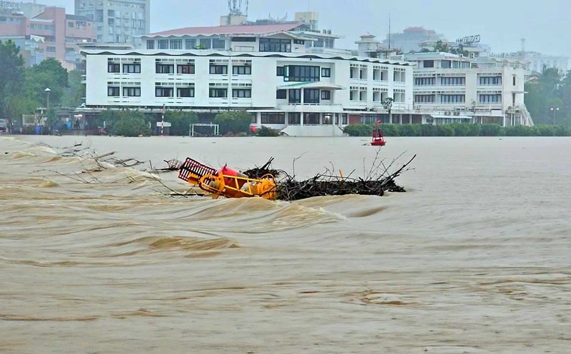 Heavy rain, flood water on Huong River, Bo River rose rapidly, many roads in Hue City were submerged in water. Photo: Phuc Dat