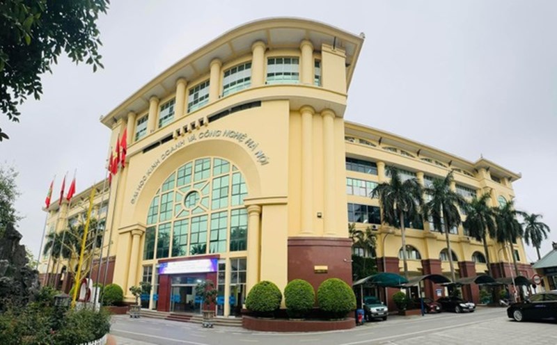 Hanoi University of Business and Technology teaches second degree illegally. Photo: PV