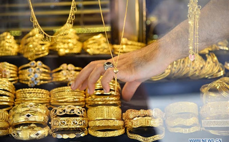 Gold prices have fluctuated strongly in recent days. Photo: Xinhua