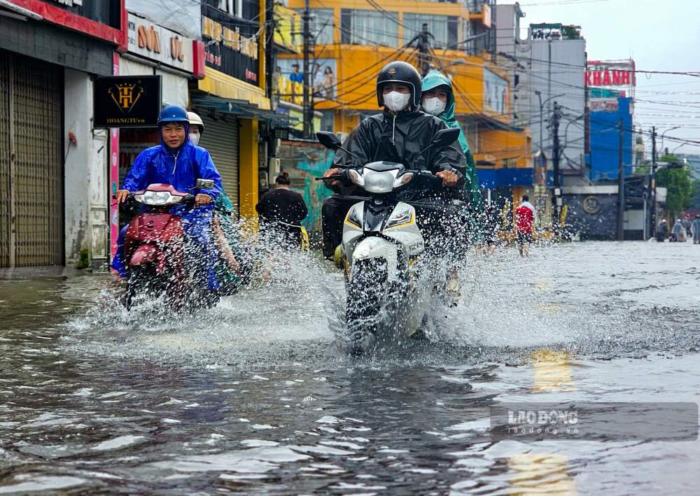 Heavy rain combined with rapidly rising river water caused many roads in Hue to be flooded, making it difficult for people to travel. Photo: Nguyen Luan.