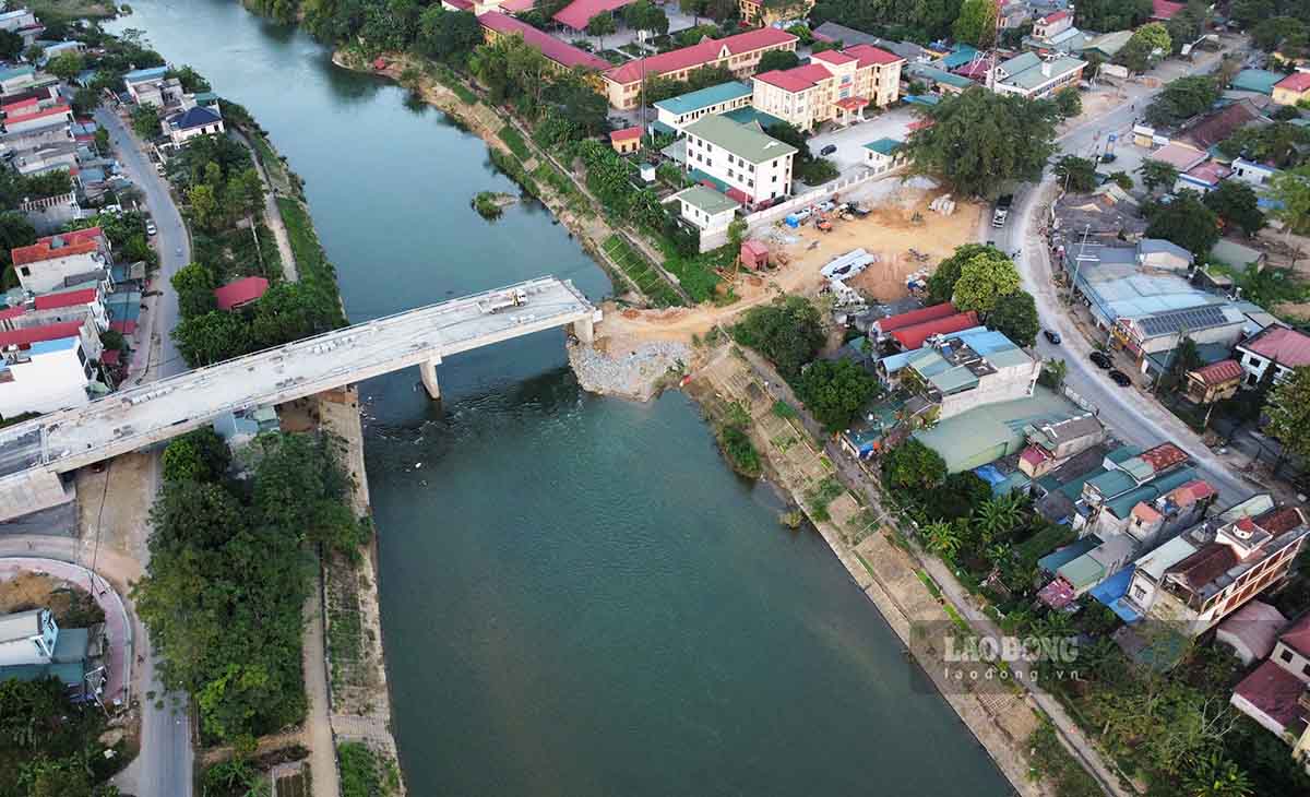 Cau vuot song Pho Day hien van chua the thi cong do vuong duong ong nuoc sach khien du an gan nhu khong the hoan thanh trong nam 2024. Anh: Viet Bac.