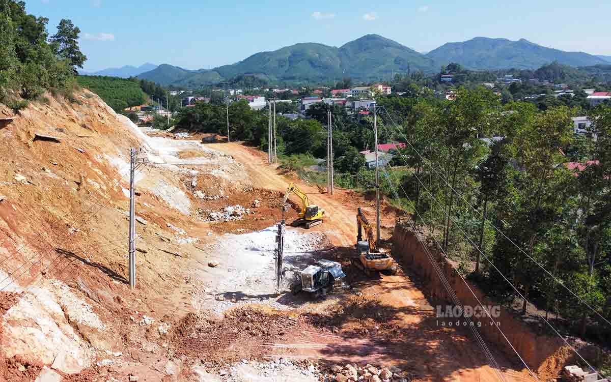 Hard rock breaking work to prepare the construction site for the Son Duong town bypass project (Tuyen Quang). Photo: Viet Bac.