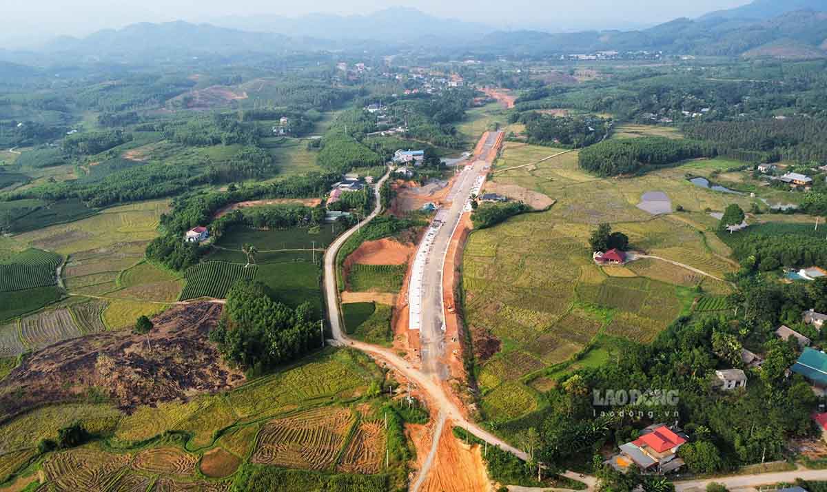 Tuyen duon tram ti ket noi voi cao toc Tuyen Quang - Phu Tho hien dang thi cong kieu “xoi do” do vuong mat bang. Anh: Viet Bac.