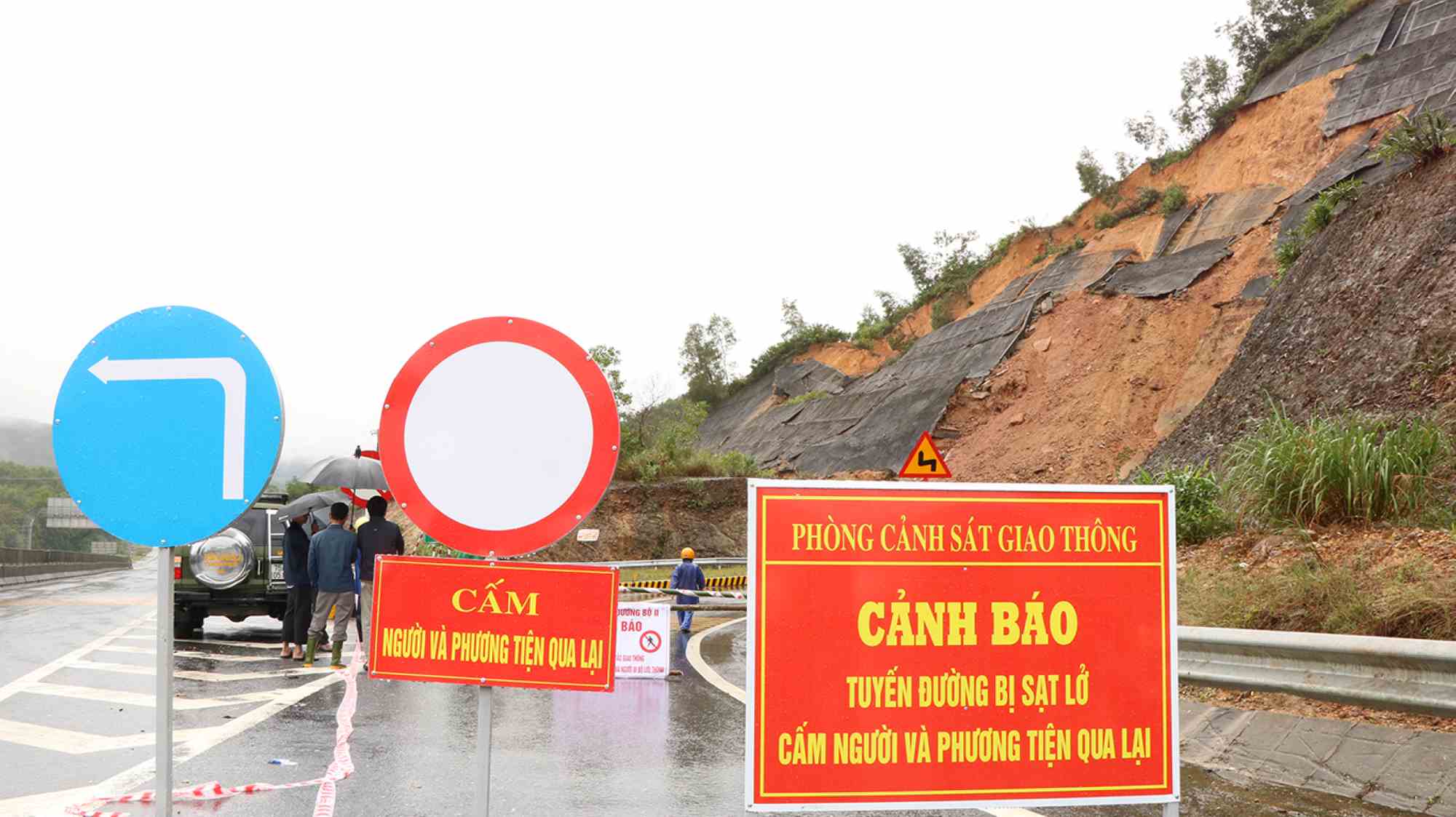 Authorities have blocked traffic from passing through the landslide on the branch connecting the La Son - Tuy Loan highway with Khe Tre town. Photo: Minh Khanh