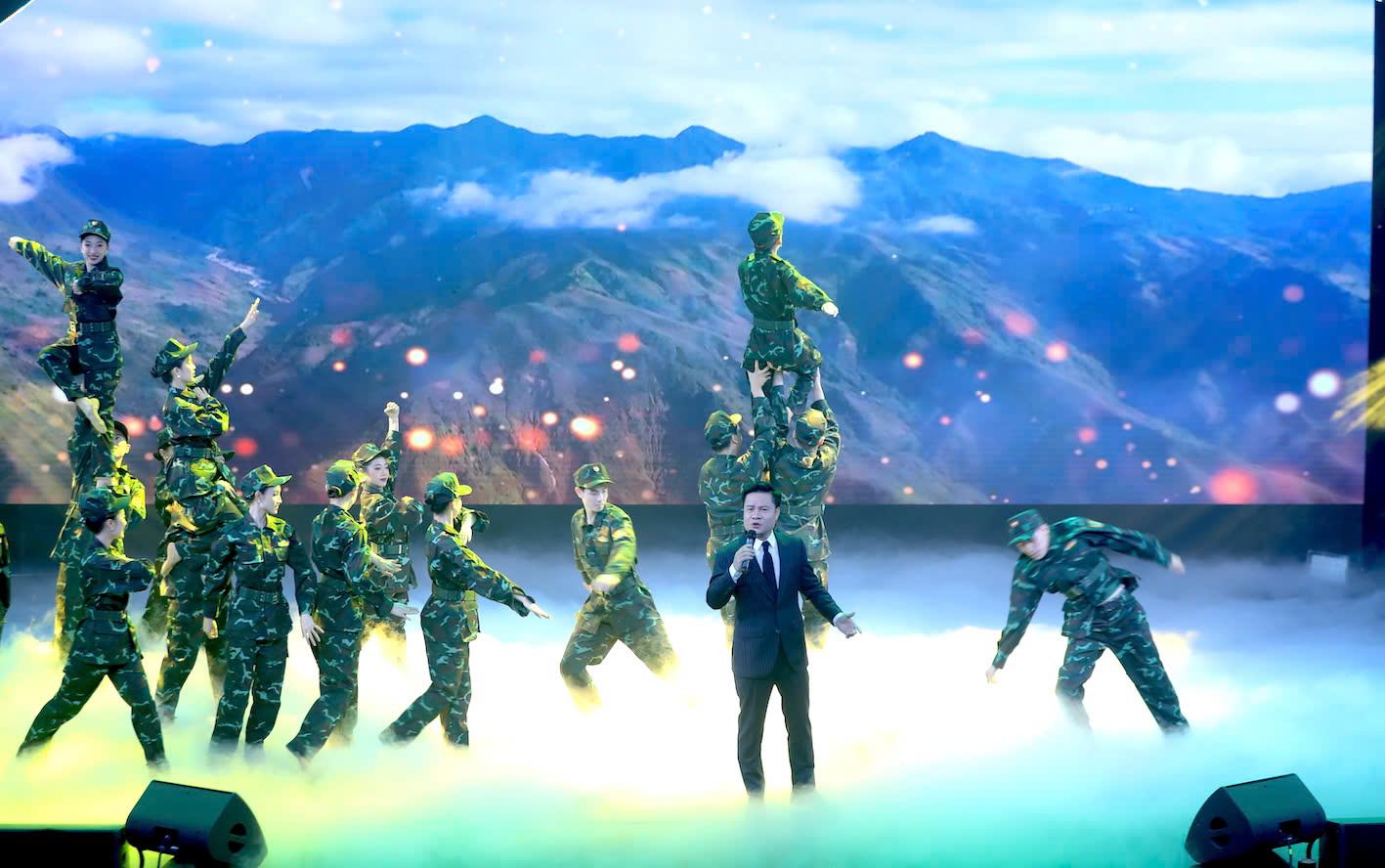 Art performance at the Award Ceremony of the 3rd National Art Photography Competition and Exhibition "Pride of a Border Strip" in 2024. Photo: Ai Van