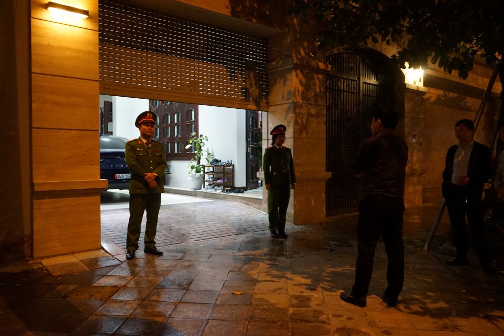 Authorities searched the home of former Thanh Hoa Provincial Party Secretary Trinh Van Chien on December 29, 2023. Photo: Quach Du