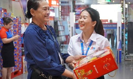 Người dân TPHCM mua hàng Tết sớm. Ảnh: Ngọc Lê