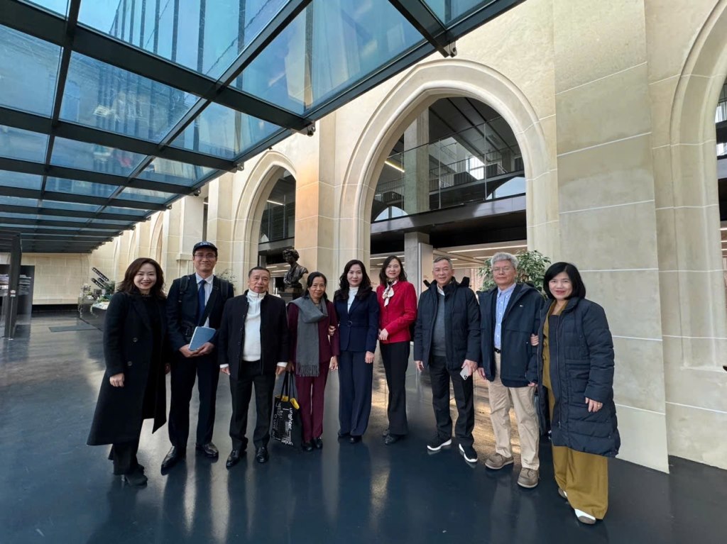 Vietnam's dialogue delegation in France to directly dialogue on the dossier of Yen Tu - Vinh Nghiem - Con Son, Kiep Bac Complex submitted to UNESCO. Photo provided by the delegation