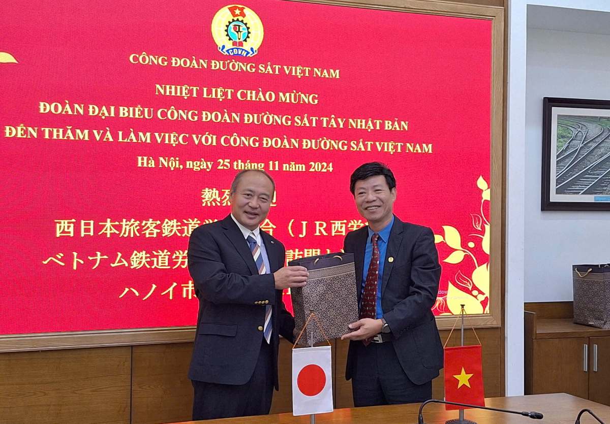 Mr. Mai Thanh Phuong, Chairman of Vietnam Railway Trade Union (right) presents gifts to representatives of the West Japan Railway Trade Union. Photo: Phu Den
