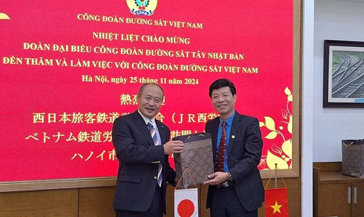Ông Mai Thanh Phương, Chủ tịch Công đoàn Đường sắt Việt Nam (bên phải) trao quà tới đại diện Công đoàn Đường sắt Tây Nhật Bản. Ảnh: Đền Phú