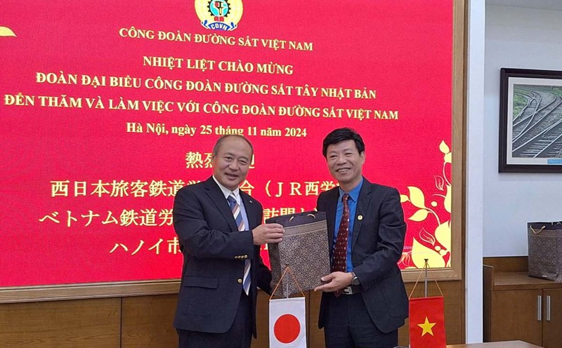 Mr. Mai Thanh Phuong, Chairman of Vietnam Railway Trade Union (right) presents gifts to representatives of the West Japan Railway Trade Union. Photo: Phu Den