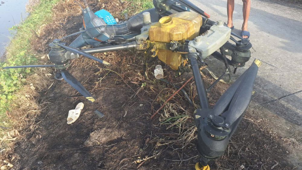 The scene of the collision between a pesticide-spraying drone that killed a motorcyclist. Photo: Xuan Nhi