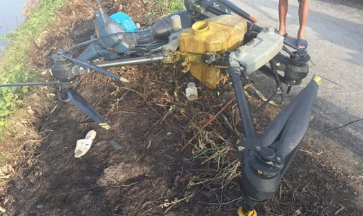 Hiện trường vụ việc va chạm giữa máy bay không người lái phun thuốc làm người đi xe máy tử vong. Ảnh: Xuân Nhi