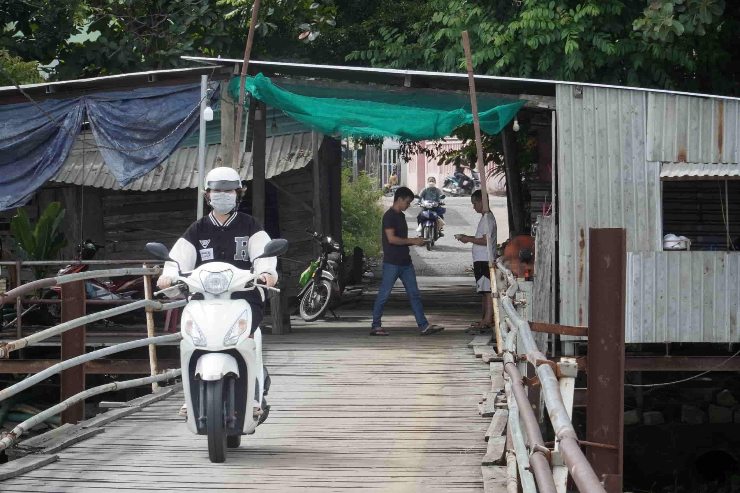 Phu Kieng wooden bridge was built by locals decades ago and has long since deteriorated. Photo: Huu Long