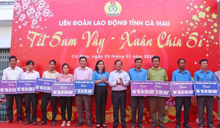 Tet Sum Vay is regularly organized by the Ca Mau Provincial Labor Federation during Tet. Photo: Nhat Ho