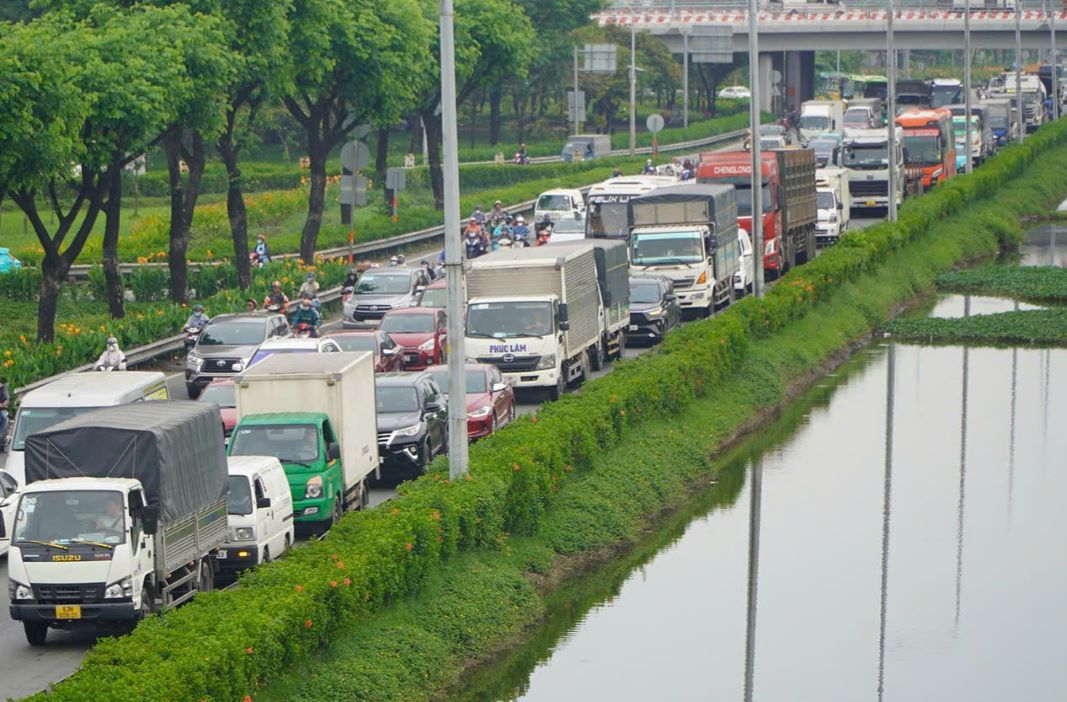 Vao cac dip le, Tet, thuong un tac nghiem trong tai doan quoc lo nay khi hang van nguoi cung do ve cac tinh mien Tay, roi quay lai TPHCM sau ky nghi. Ngoai tinh trang un tac do mat duong hep chi rong tu 20-25 m voi 4-6 lan xe, khu vuc nay cung tiem an nguy co tai nan vi day la doan Quoc lo 1 duy nhat o TPHCM chua the lam dai phan cach ngan lan oto va xe may.