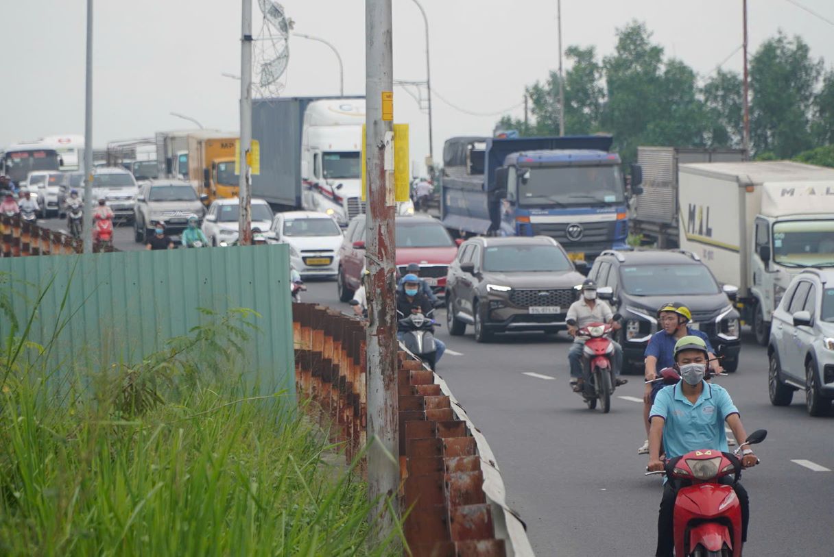 Phuong an 1, bao gom viec mo rong Quoc lo 1 thanh ba doan chinh: Doan tu cuoi nut giao An Lac den cuoi nut giao Tan Kien (1,5 km) se cai tao va mo rong len 60 m cho 12 lan xe; doan tu cuoi nut giao Tan Kien den nut giao Vanh dai 3 (7 km) mo rong mat duong len 60 m voi 12 lan xe; doan tu nut giao Vanh dai 3 den ranh gioi tinh Long An (0,8 km) se co quy mo rong 60 m cho 10 lan xe.