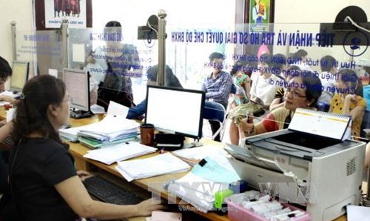 Mức lương hưu hàng tháng = Tỉ lệ (%) hưởng lương hưu hàng tháng x Mức bình quân thu nhập tháng đóng bảo hiểm xã hội. Ảnh minh họa: TTXVN.