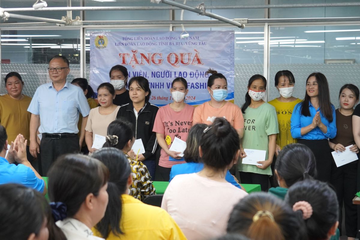 Ms. Pham Thu Huong - Vice President of the Provincial Labor Federation (blue shirt, right) presents gifts to support workers who have lost their jobs. Photo: Thanh An