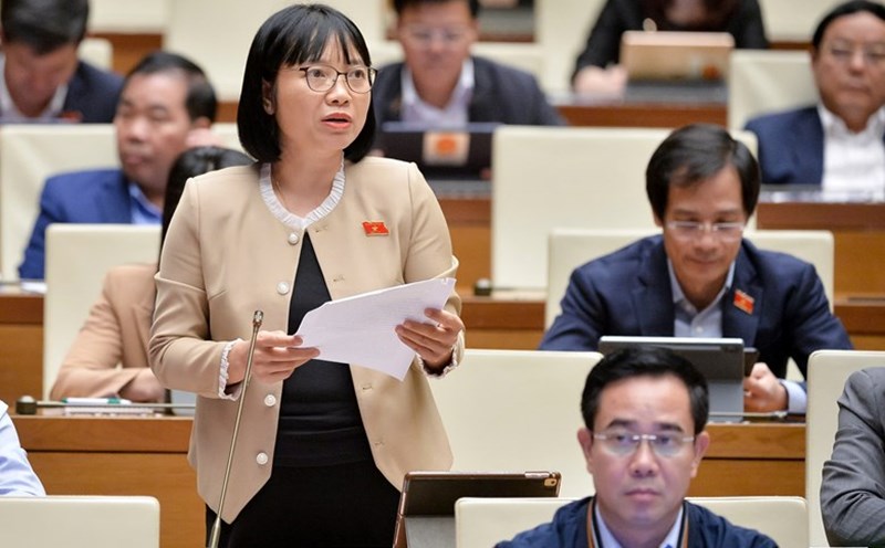 Delegate Nguyen Thi Viet Nga proposed to soon record the mandatory social insurance payment period of business owners. Photo: Pham Dong