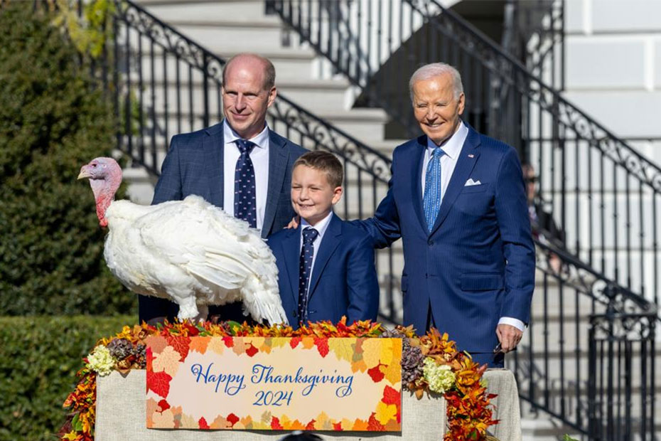 US President Joe Biden (right) attends the National Turkey Pardoning Ceremony at the White House in Washington, D.C. (US), on November 25. Photo: Xinhua