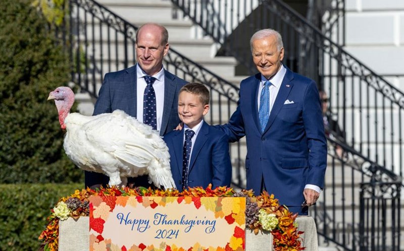 US President Joe Biden (right) attends the National Turkey Pardoning Ceremony at the White House in Washington, D.C. (US), on November 25. Photo: Xinhua