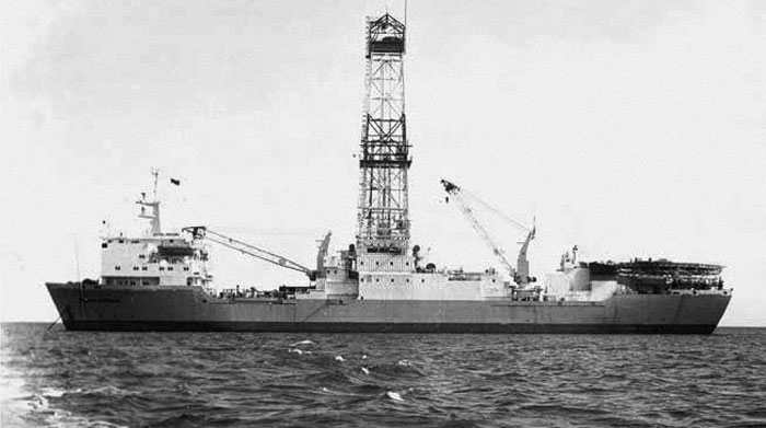 Tau khoan Mikhail Mirchink nhan dong dau cong nghiep tu tang tram tich cua mo Bach Ho. Anh: PVN 