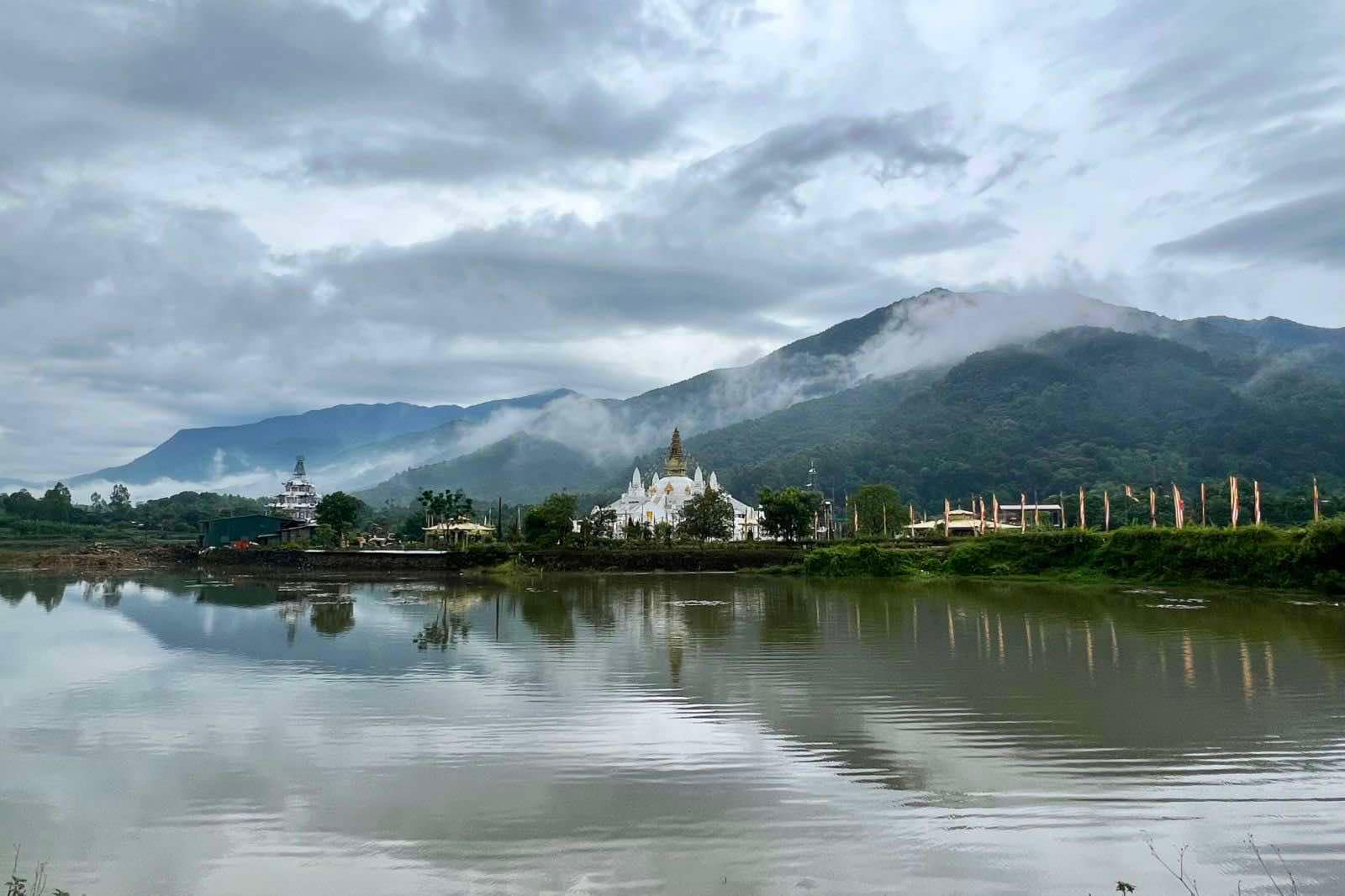 Phat tu va  du khach tham quan co the chiem bai Dai Bao Thap Mandala Tay Thien. Anh: BTC