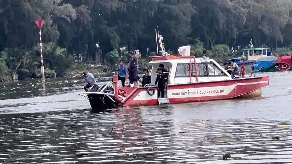 Searching for young man suspected to be a technology driver who jumped into a canal and committed suicide.
