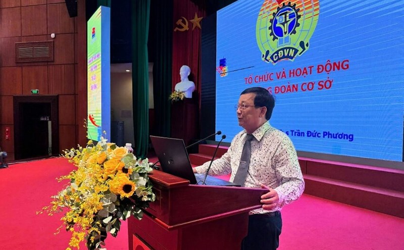 The speaker discussed with Vietsovpetro Trade Union officials about the organization and activities of grassroots trade unions. Photo: Trade Union